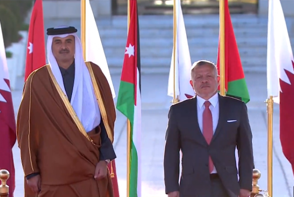 الملك في مقدمة مستقبلي أمير دولة قطر لدى وصوله إلى عمان