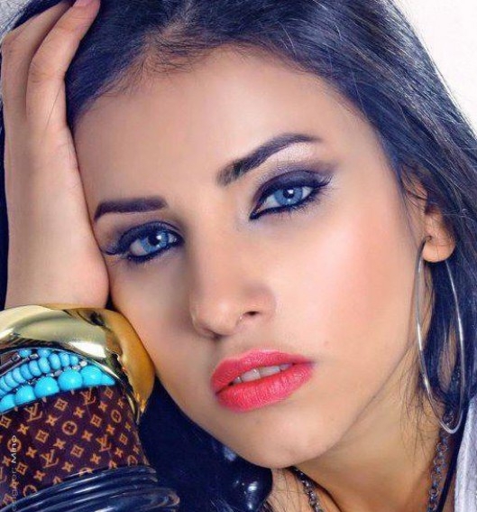 بالصور  ..  مروة نصر تنشر صورتها بالعباءة والحجاب لأول مرة