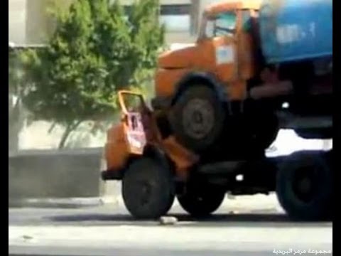 فيديو لسائق شاحنة يحاول مساعدة شاحنة اخرى فيدهس مقدمتها بالخطأ