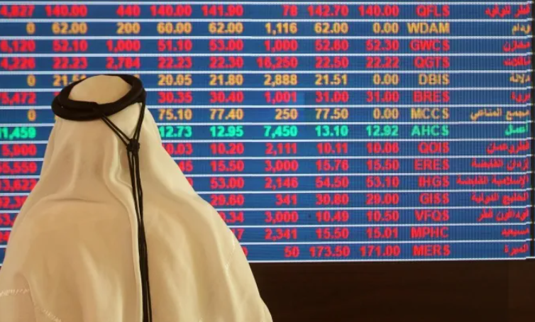 قبيل العيد  ..  البورصة القطرية تحقق مكاسب والكويتية تواصل النزيف