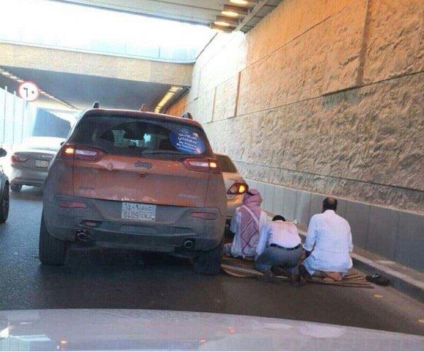 يصلون معاً بعد صدام وقع بين مركباتهم .. شاهد