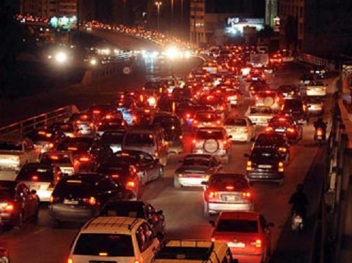 إنزلالق شاحنة يتسبب بإزمة مرورية خانقة على الأوتوستراد