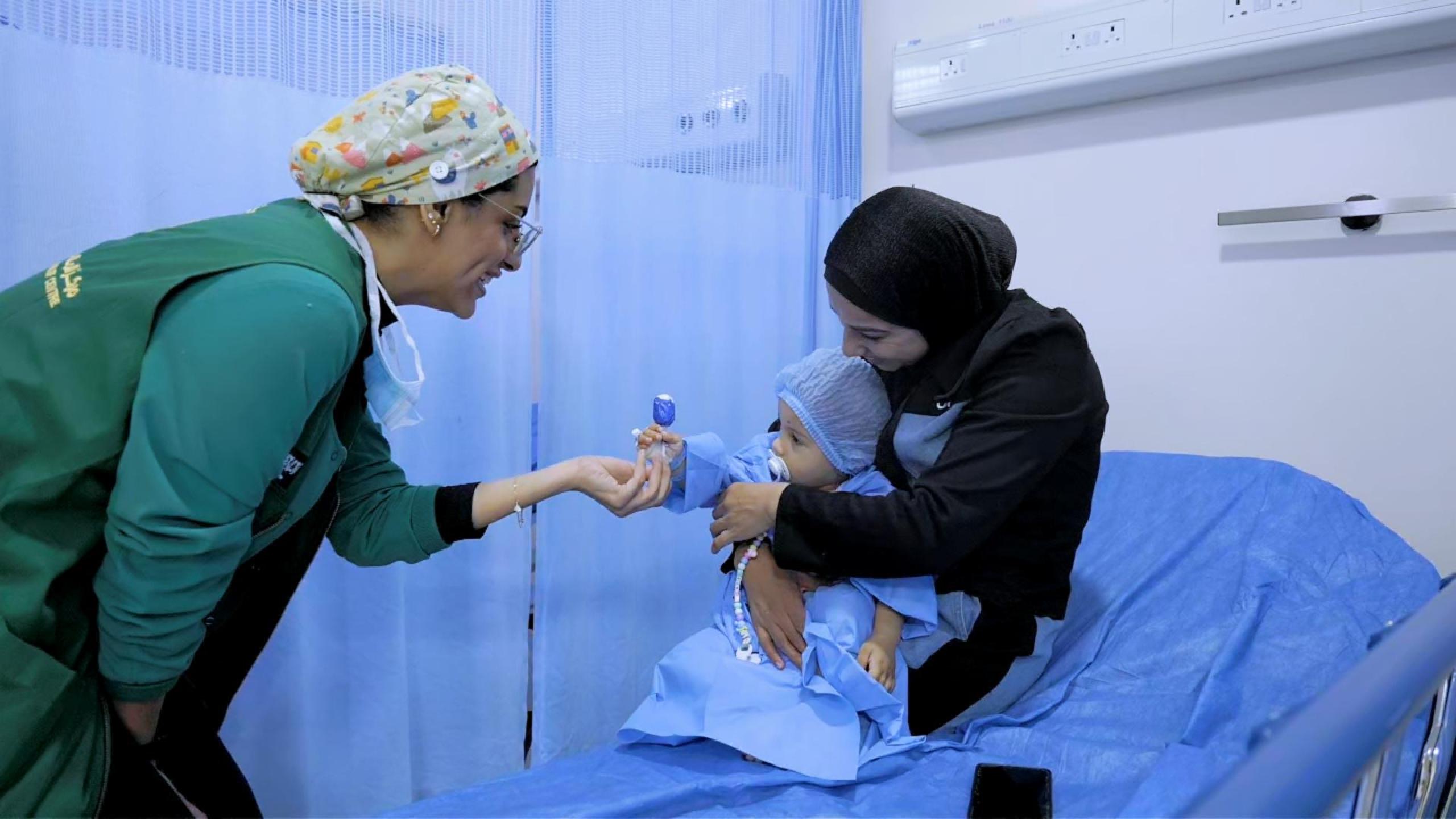 مستشفى الاستقلال ينجز مرحلة جراحية متقدمة من مشروع زراعة القوقعة لأطفال فلسطين بدعم مركز الملك سلمان