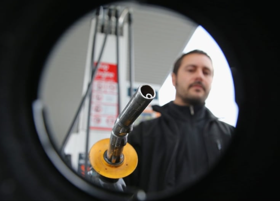 هل التزوّد بالوقود والسيارة تعمل يشكل خطرًا حقيقيًا