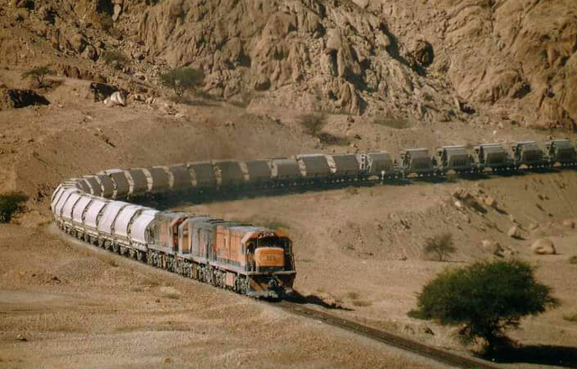 صحيفة عبرية تكشف عن تفاصيل سكة حديد وخط نفط سيمران عبر الأردن