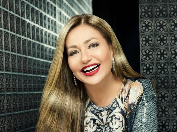 ليلى علوي تتعرض للتحرش من معجب ..  وهذه تفاصيل القصة 
