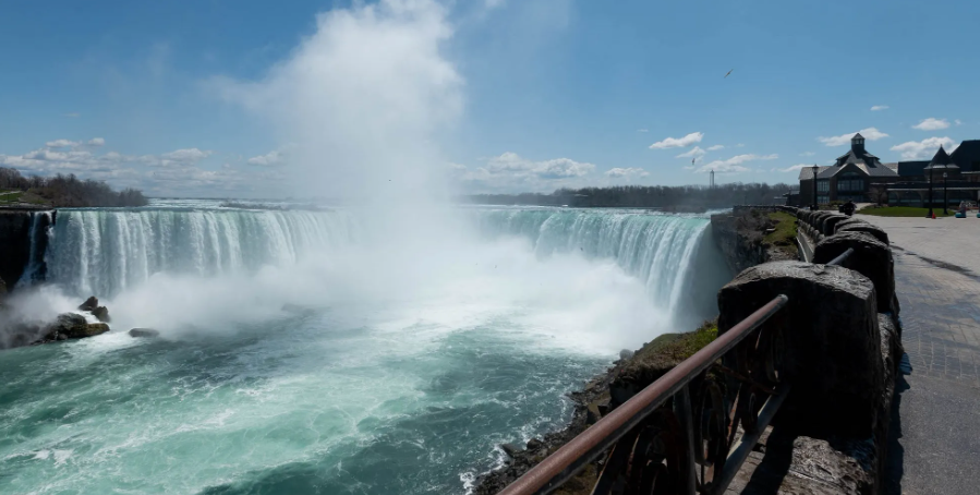 أم تنتحر مع طفليها بالقفز في شلالات نياغرا المميتة .. تفاصيل