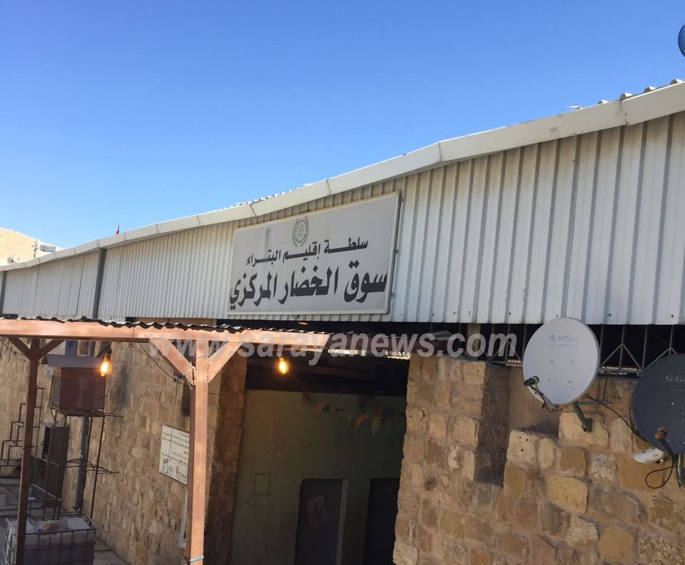 أمام رئيس الوزراء ..  عجز "إقليم البترا" عن تبديل لمبات إنارة في السوق المركزي منذ شهرين 