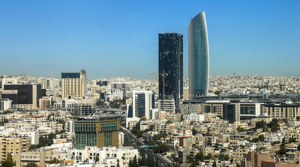 تحذيرات من تدني مدى الرؤية الأفقية بسبب الغبار وخطر الانزلاق على الطرقات 