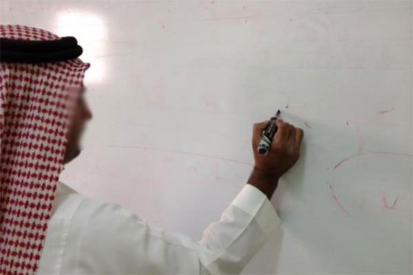 معلم يجمع طلابه بعد 35 عامًا من التدريس