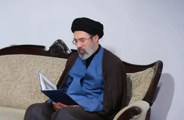 خامنئي : خرجنا منتصرين وادارة مضيق هرمز سيتنقل الى مرحله جديده