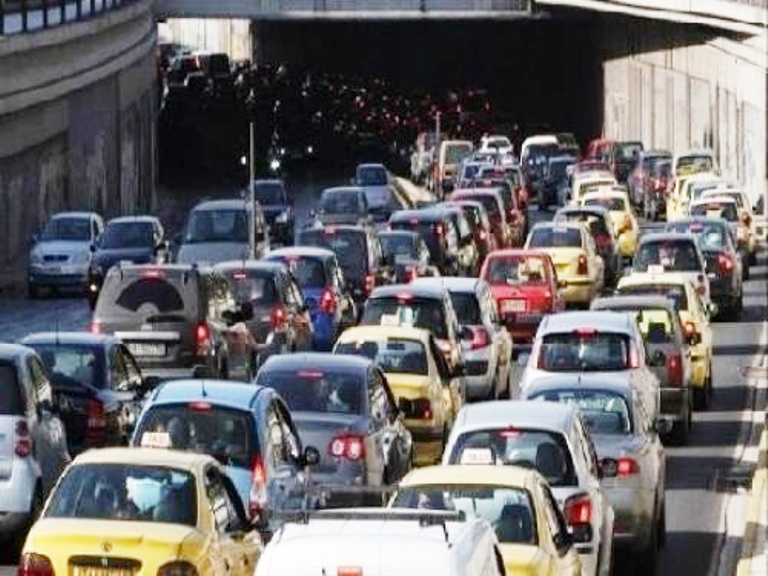 تشمل 50 ألف مركبة  ..  منع السيارات السورية من التجول في شوارع الأردن
