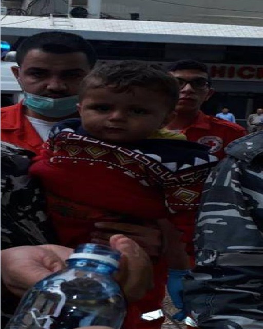 بالصور  ..  العثور على طفل حي داخل كيس نفايات في احد شوارع لبنان