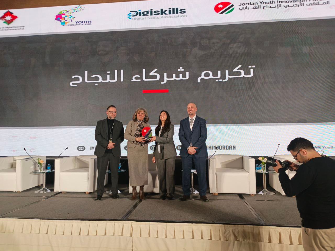 مكتب لايف Life – الأردن يشارك في ملتقى الإبداع الشبابي «مسارات المستقبل» ويُكرَّم تقديرًا لدوره المجتمعي