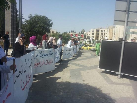 بالصور ..  موظفون في الصحة يعتصمون امام رئاسة الوزراء للمطالبة بحقوقهم