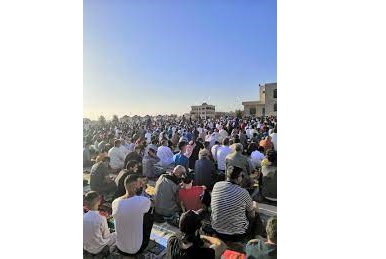 الأردنيون يؤدون صلاة عيد الفطر وقلوبهم تدعو الله أن يحمي فلسطين 