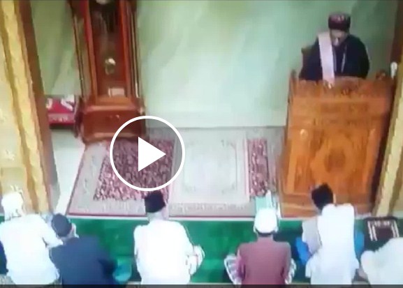  بالفيديو  ..  لحظة وفاة إمام مسجد اثناء خطبة صلاة الجمعة 