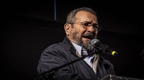 "رجل شجاع" ..  إيهود باراك يدخل على الخط دفاعا عن غولان