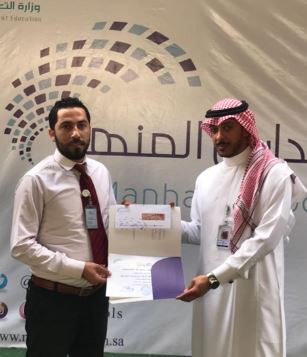 بالصور  ..  أستاذ أردني بالسعودية ينقذ طالباً بلع لسانه