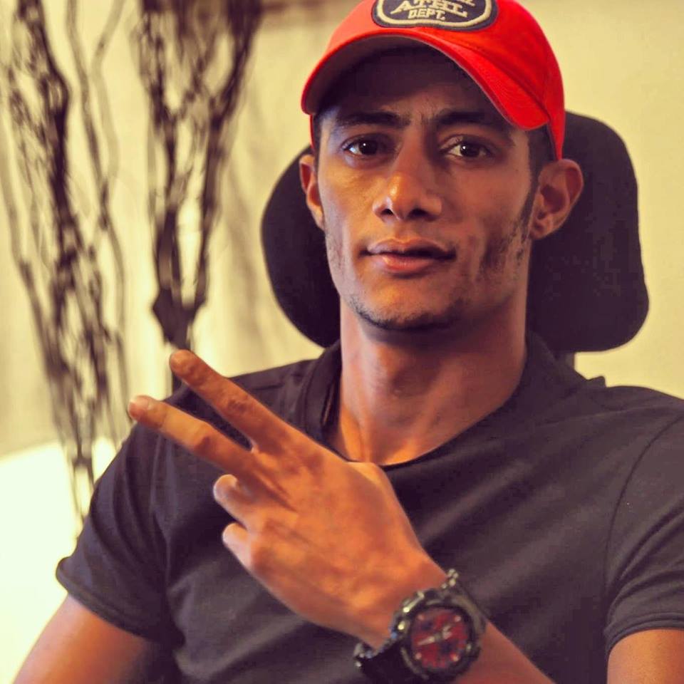 بالصور ..  محمد رمضان يذبح عجل احتفالا بـ«الأسطورة»