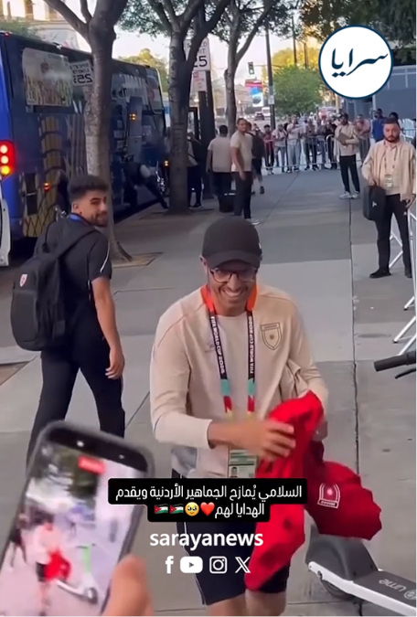 بالفيديو ..  جمال السلامي يوزع قمصان المنتخب على الجماهير الأردنية في سان فرانسيسكو