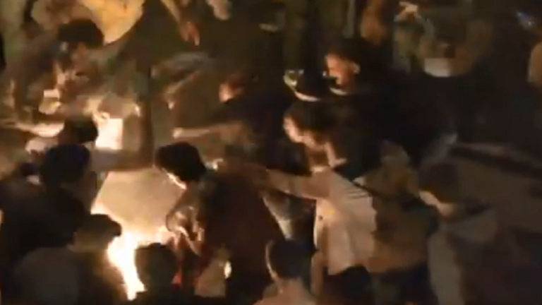 بالفيديو ..  متظاهر لبناني يضرم النار في نفسه بين الحشود في ساحة رياض الصلح