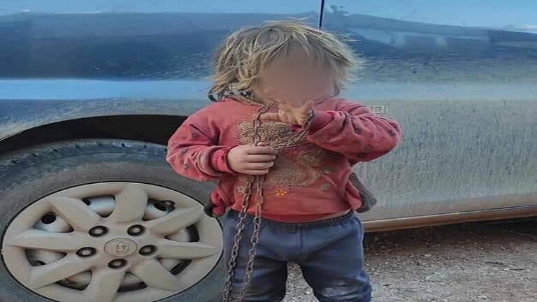 حبسها والدها في قفص وكانت تمشي مكبلة  ..  وفاة طفلة اختناقا في مخيم سوري 