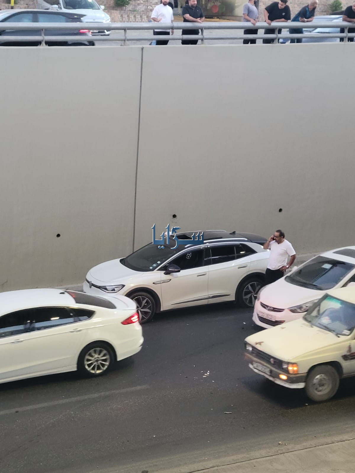 حادث سير يربك حركة المرور في نفق طبربور دون إصابات  .. صور 