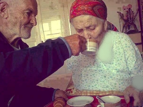 كان يشرب من موضع فمها" ..  12 سُنة نبوية في تعامل النبي مع زوجاته 
