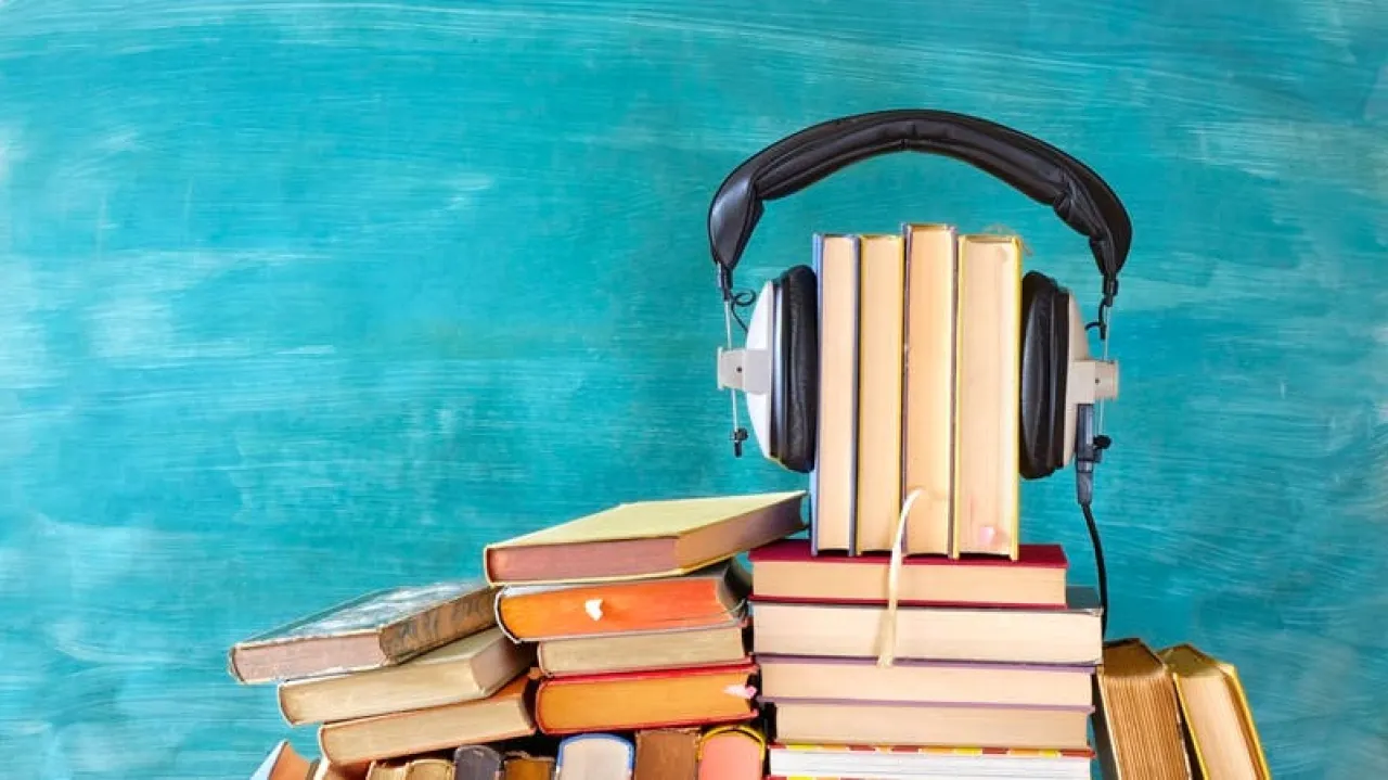 بين الورق والسماعات ..  العلم يحسم أيهما أفضل القراءة أم الكتب الصوتية