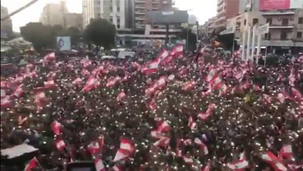 بالفيديو  .. على أغنية موطني لـ إليسا ..  الآلاف يتظاهرون في عاصمة لبنان