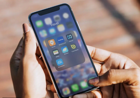 رفيق الرحلة: تطبيقات السفر الأساسية لكل مسافر عصري