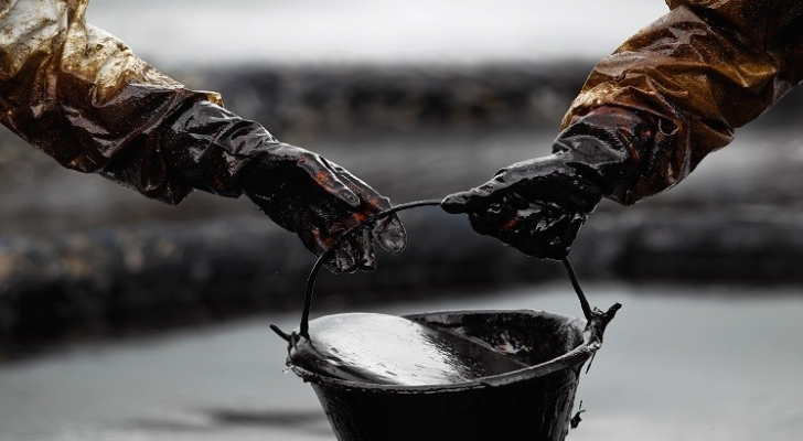 أسعار النفط تتراجع مع استمرار التشاؤم بشأن كورونا