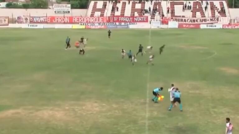 مدرب يصاب بطلق ناري خلال مباراة  .. فيديو