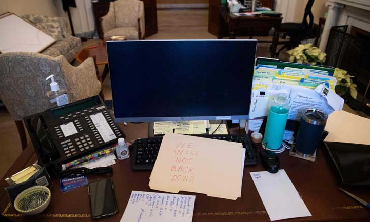 بالصور و الفيديو  ..  توقيف شابة من مقتحمي "الكابيتول" خططت لبيع حاسوب "بيلوسي" لروسيا