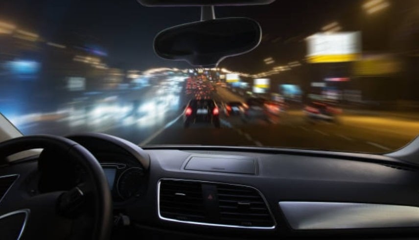 العراق ..  غضب واسع من فيديو لطفلة تقود سيارة بطريقة خطيرة بجوار والدها