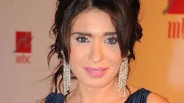 دينا تستغل الحجر وتقوم بعمل منزلي .. فما هو