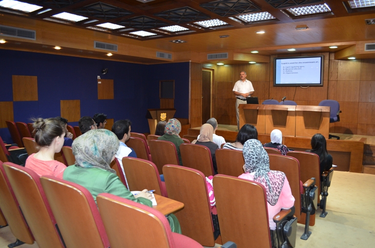 جامعة عمان الأهلية  تعقد الجلسة الحوارية الثامنة عشر لطلاب كليات الصيدلة