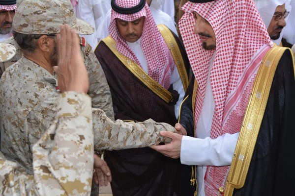 أمير عسير يؤدي صلاة الجنازة على "الشهراني" شهيد الواجب