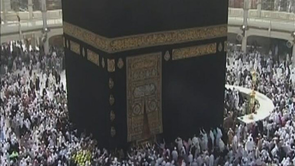 معتل نفسي يصيب رجلي أمن ..  وشرطة الحرم تسيطر عليه