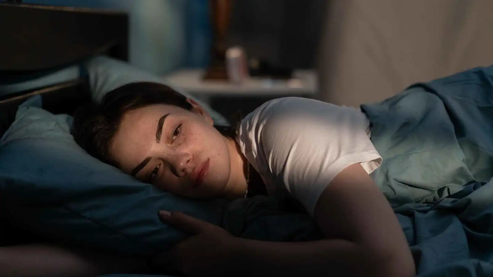 لماذا يهاجمك القلق بمجرد وضع رأسك على الوسادة؟ 