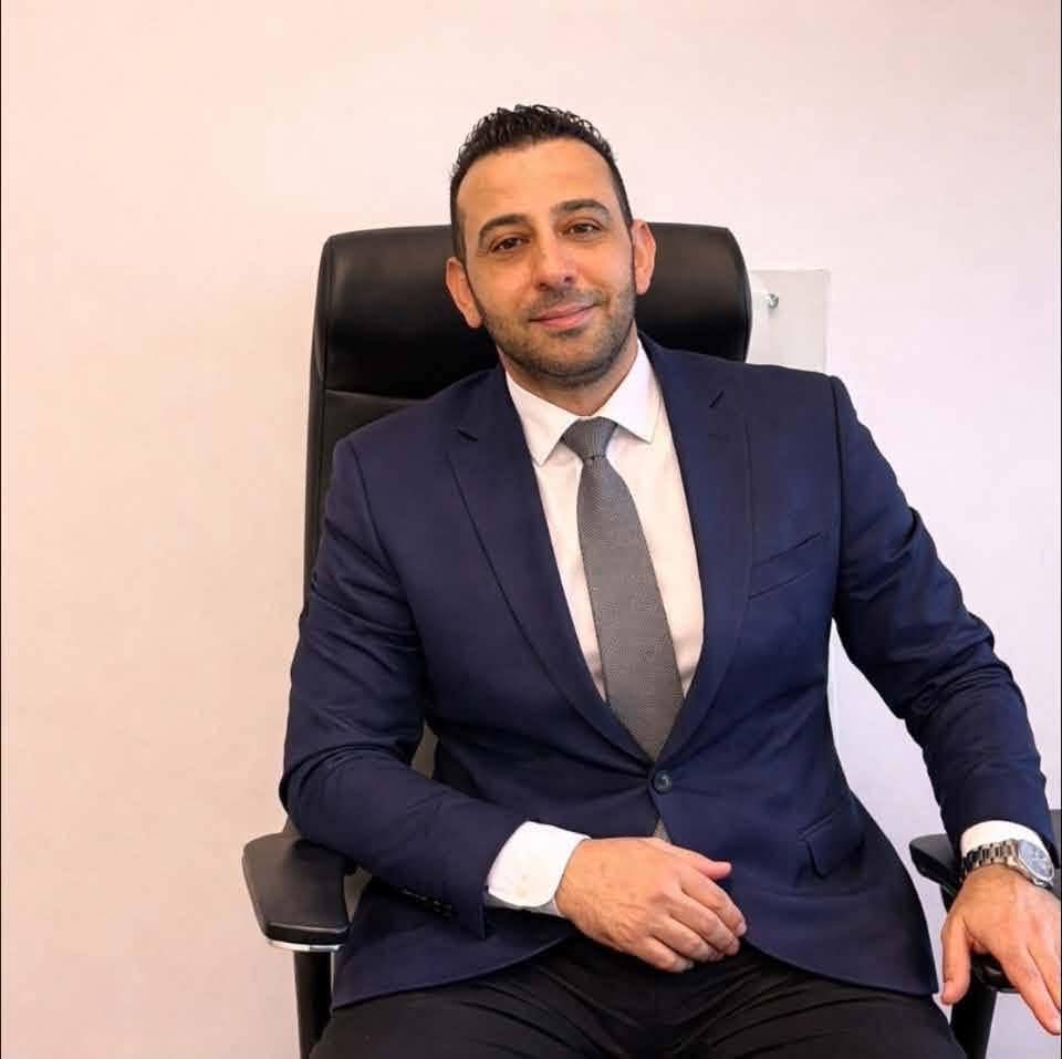 محمد الدراوشة وإخوانه وأبناء عشيرته يهنئون المحامي أسامة المستريحي بتعيينه عضوًا في مجلس أمناء جامعة اليرموك