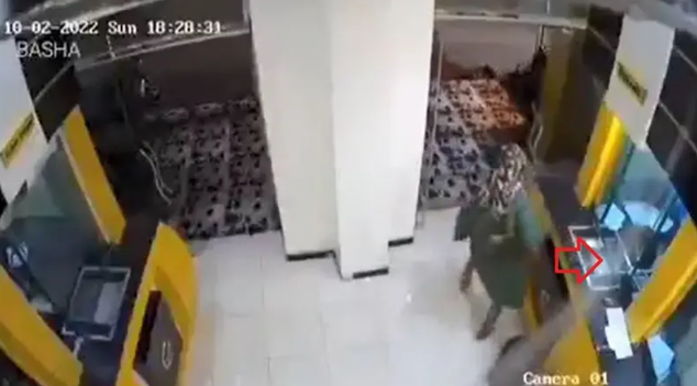 مشهد كارثي لا يحدث إلا بالأفلام ..  مسلح يمني "يودع" قنبلة بجهاز صراف آلي 