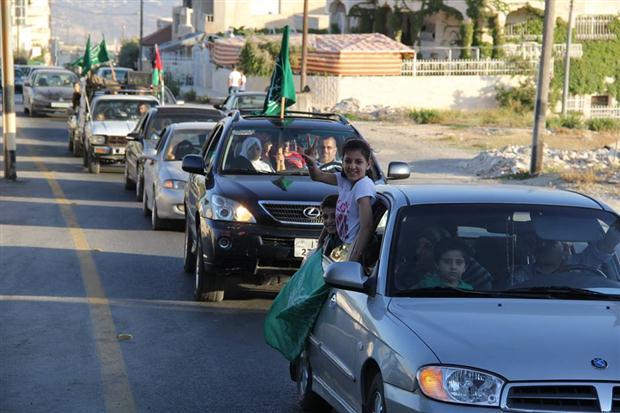 بالصور ..  موكب سيارات بالسلط إحتفالاً بإنتصار المقاومة في غزة
