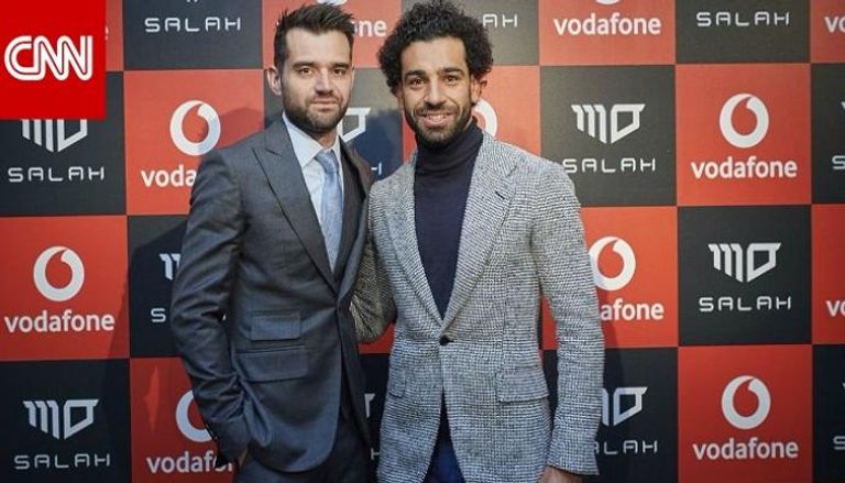 بصورة ضاحكة ..  وكيل محمد صلاح يواصل إثارة الجدل