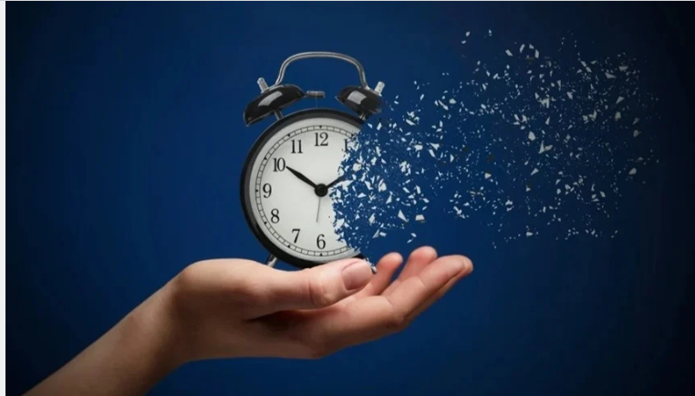 عقدة "التأخير الدائم" عن المواعيد ..  متى يكون عرضاً طبياً يستوجب العلاج لا اللوم؟