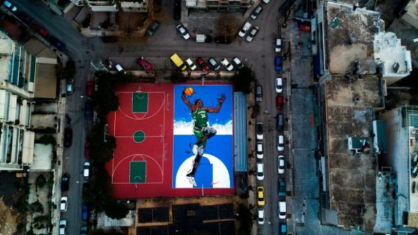 بالصور  ..  من بائع متجول بشوارع "أثينا" إلى أفضل لاعب كرة سلة في العالم   
