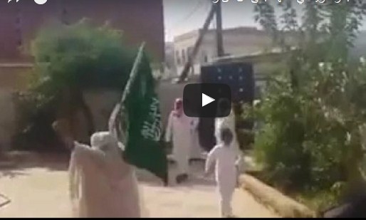 بالفيديو  ..  والدة  جندي سعودي "شهيد" تستقبل جثمان إبنها بالزغاريد 