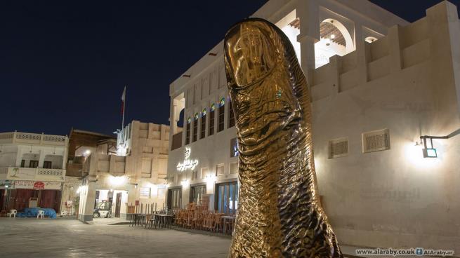  متاحف قطر تحتفي بفوز "العنابي" عبر منحوتة "الإبهام" في سوق واقف