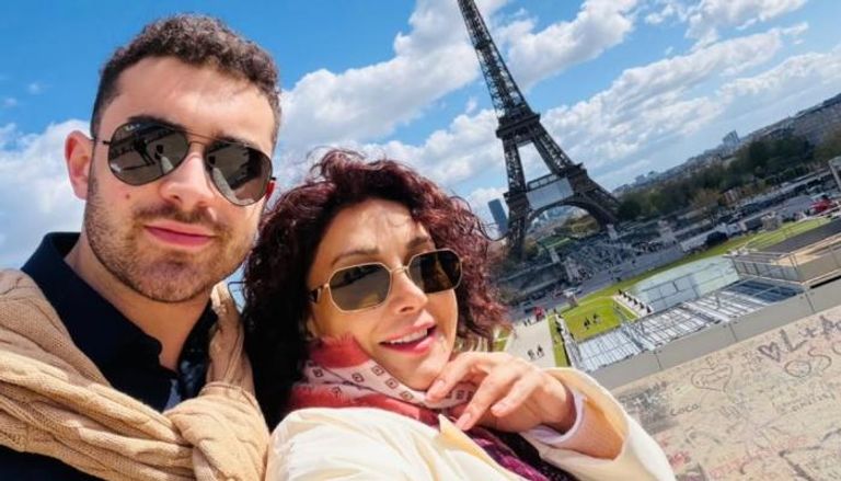 لقطات عفوية تجمع كاريس بشار بابنها مجد في باريس